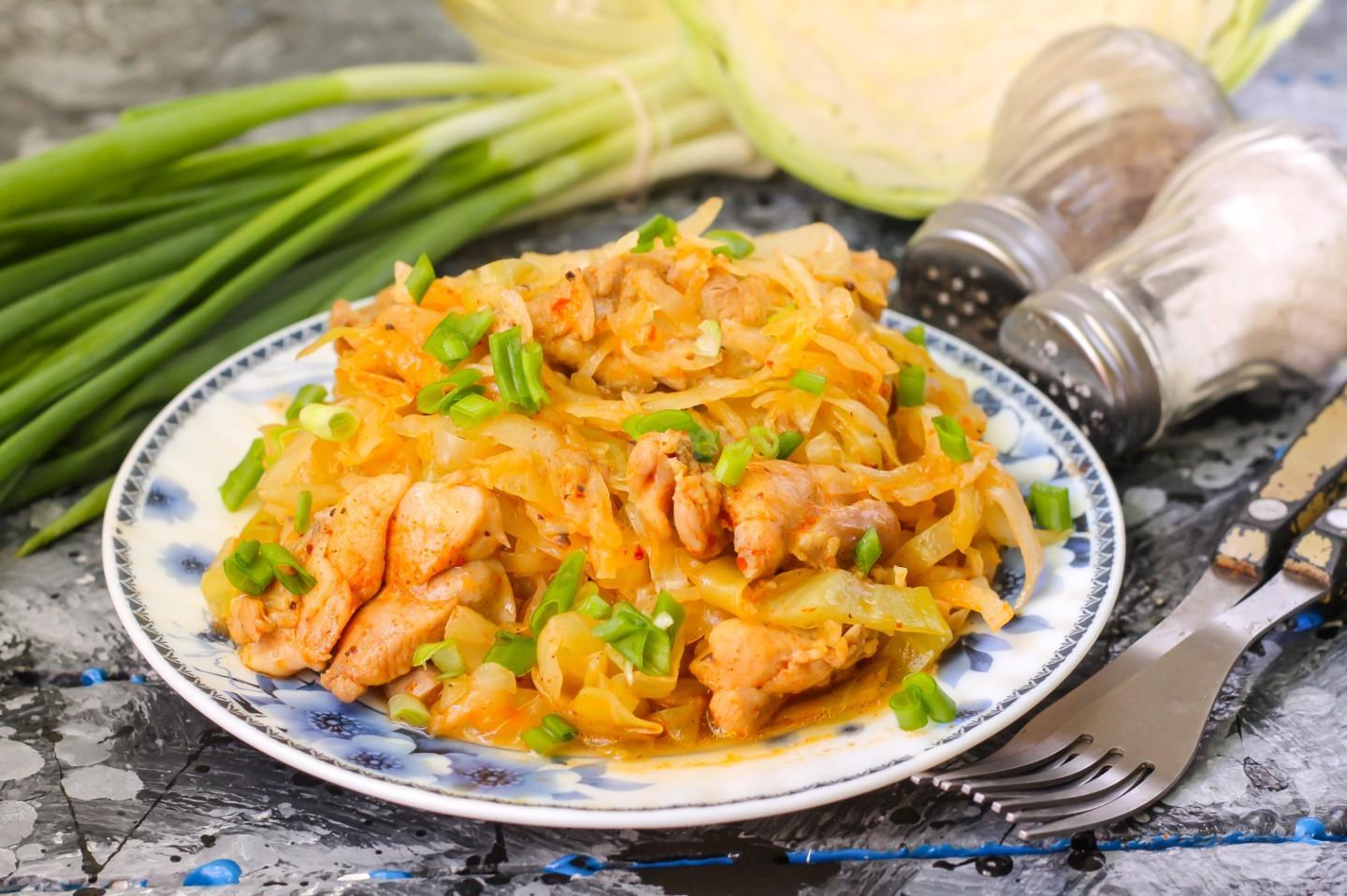 Курица с тушеной капустой